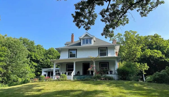 Brigham Farmhouse- Driftless Wisconsin Gem