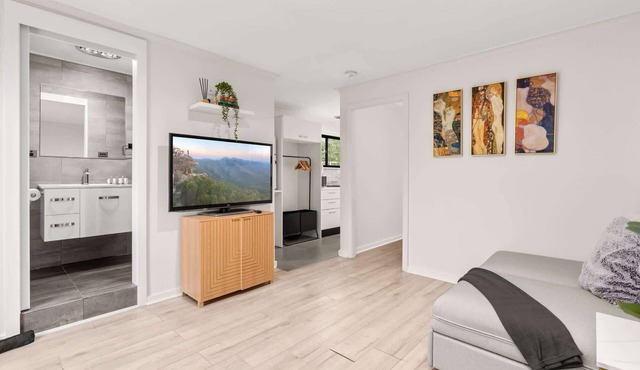 Bright 1-Bed Apartment with Garden Views