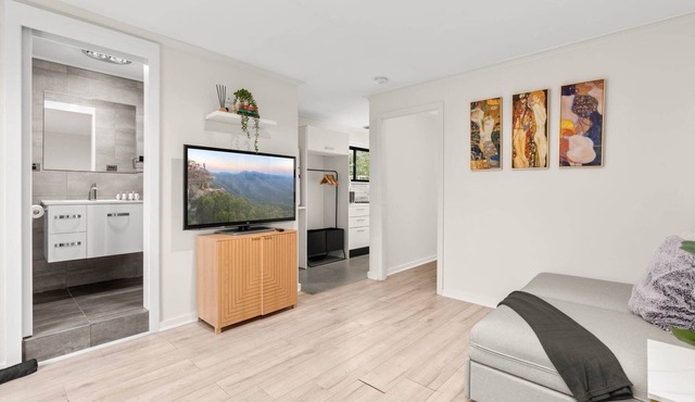 Bright 1-Bed Apartment with Garden Views