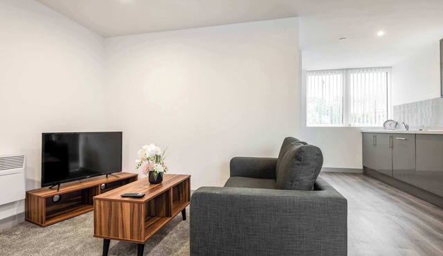 Bright 1 Bed Apartment in Yeadon