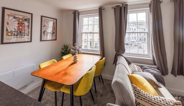 Bright 1 Bed Harbour-side Apartment with Sea Views