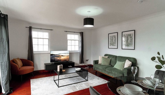 Bright 1 Bed Harbour-side Apartment with Balcony