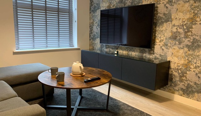 Bright 1 Bedroom Apartment, 5 minutes from City Centre.