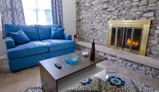 Bright 1 bedroom apartment, close to shops and highway