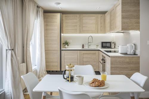 Bright 1 bedroom apartments near Farnham Castle