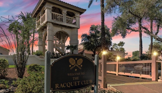 Bright 1-bedroom condo in resort style Scottsdale community
