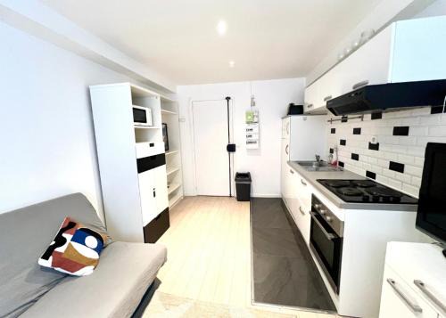 Bright 1 bedroom first floor near Republique Paris 10