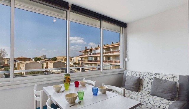 Bright 1-Bedroom Apartment, 6 Sleeps, Near Beach in Grau d'Agde