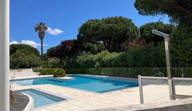 Bright 1-BR Apartment in La Grande-Motte, Pool, Near Beach, Garage Included