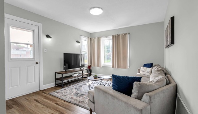 Bright 1-BR APT, Prime Location 5