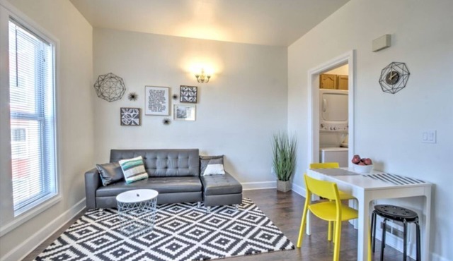 Bright 1 BR in the heart of Capitol Hill – APT B