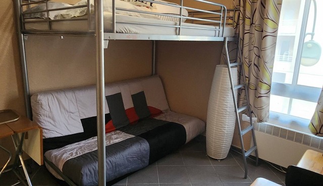 Bright 18m² studio downtown in secure residence