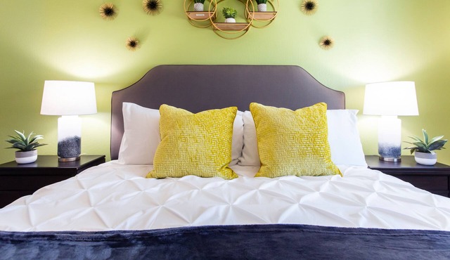 Bright 1Bd/1Ba w/Free Parking, Full Kitchen, Fast WiFi