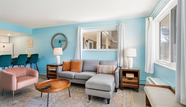 Bright 1BD with Mountain Views throughout!