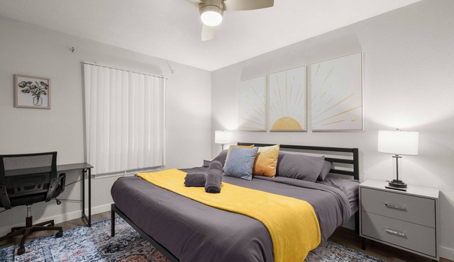 Bright 1BR Apt: Walk to UT/Near Downtown
