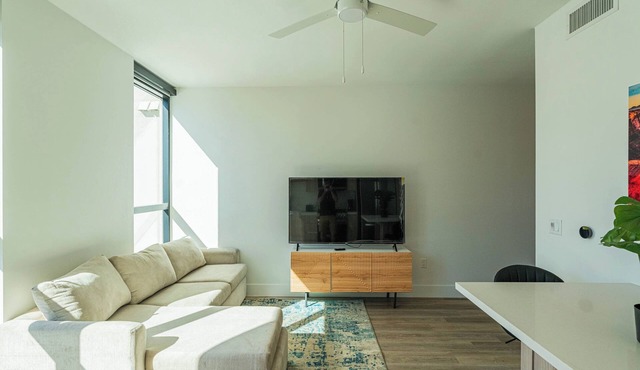 Bright 1BR Haven - Pool & Gym Access + Rooftop