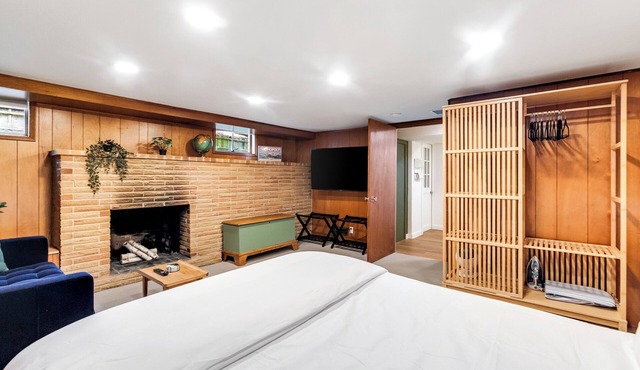 Bright 1BR Near UW & Local Parks