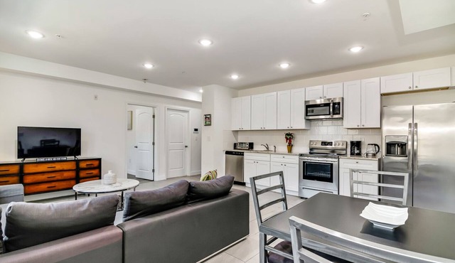 Bright 2 BD/BA Condo near the MET