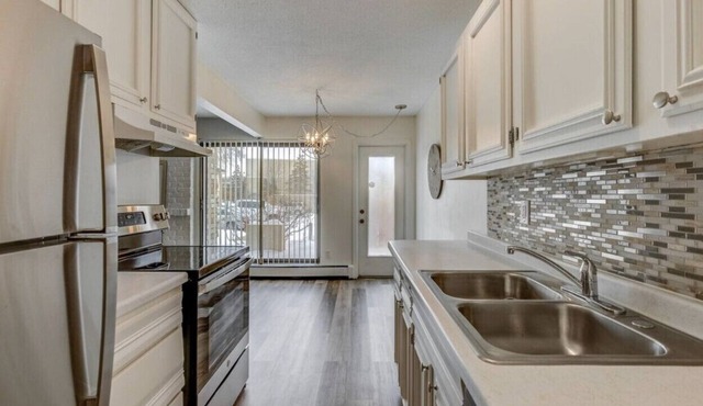 Bright 2 bd in St Louis Park!Great location West End shopping + restaurants.