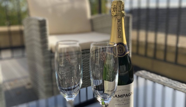 Bright 2 Bed/2 Bath Apartment w/Terrace & Parking