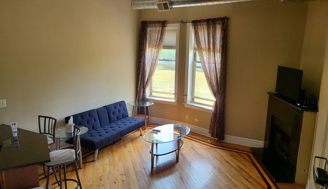 Bright 2 Bed/2 Bath Condo With Patio Less Than 10 Mins From Major Attractions