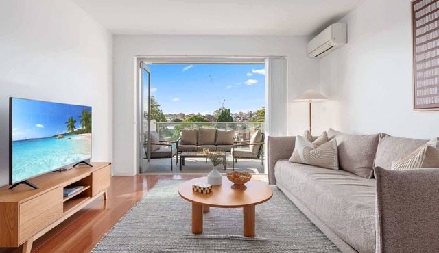 Bright 2-Bed Apartment with Balcony & Garage