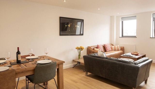 Bright 2 Bed Flat in the heart of Old Town Swindon