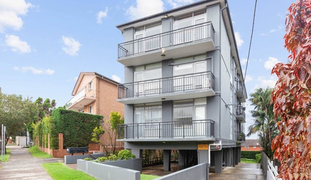 Bright 2-Bed Flat with Balcony in Vaucluse