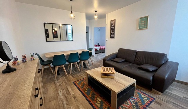 Bright 2-bed apartment near beach & shops