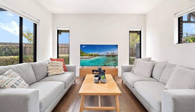 Bright 2-Bed Glenroy Home with Courtyard