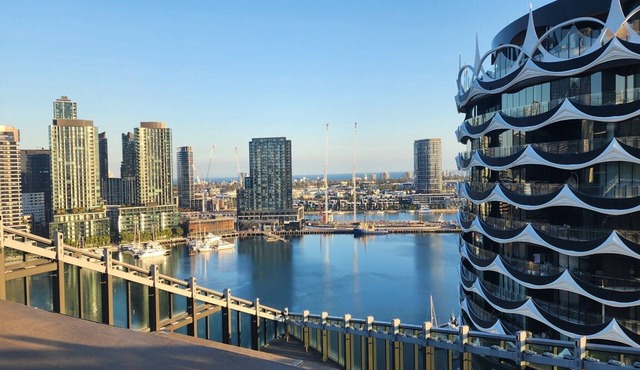 Bright 2-Bed Retreat with Pool, Gym & Sauna Access