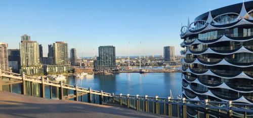 Bright 2-Bed Retreat with Pool, Gym & Sauna Access