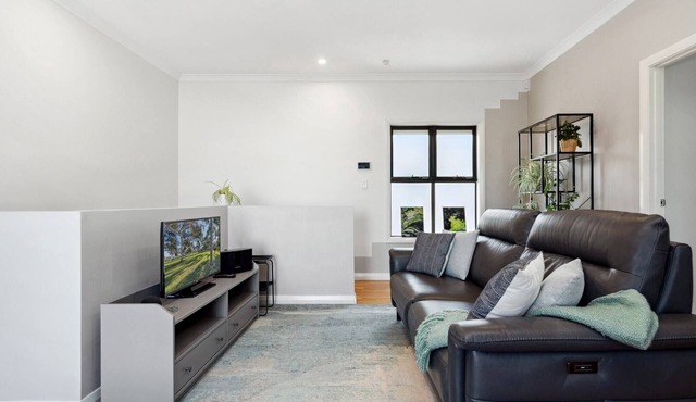 Bright 2-Bed Townhouse with Balcony & Garage