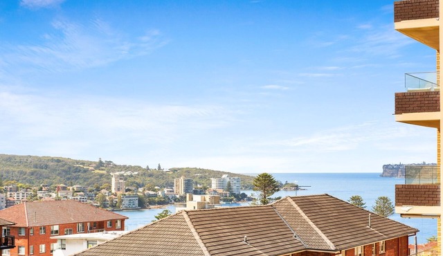 Bright 2-Bed Unit with Parking by the Beach