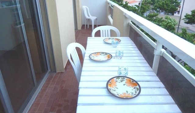 Bright 2-Bedroom Apartment with Balconies, 250m from Beach