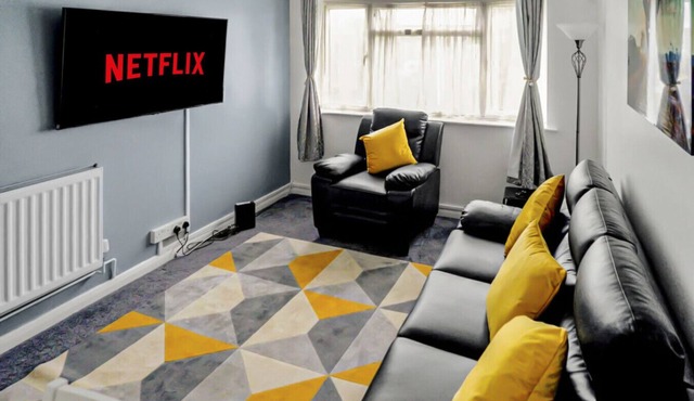 Bright 2-bedroom home with private garden & easy London access