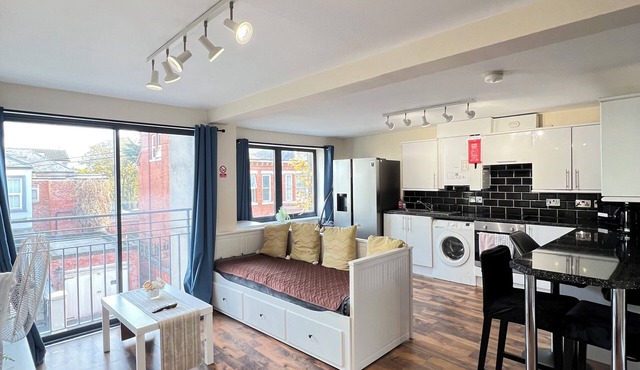 Bright 2-Bedroom Apartment near NTU & City Centre – Free Secure Parking