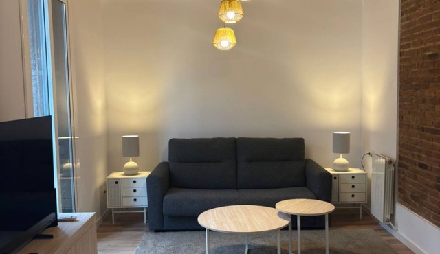 Bright 2 bedroom apartment located in the most attractive area of Barcelona. It is located in the heart of Poble Sec, the coolest neighborhood with the best tapas restaurants in Barcelona. Just 4 minutes from the subway and 10 minutes from Las Rambl