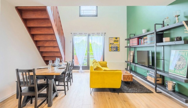 Bright 2-bedroom apartment w/balcony and parking.