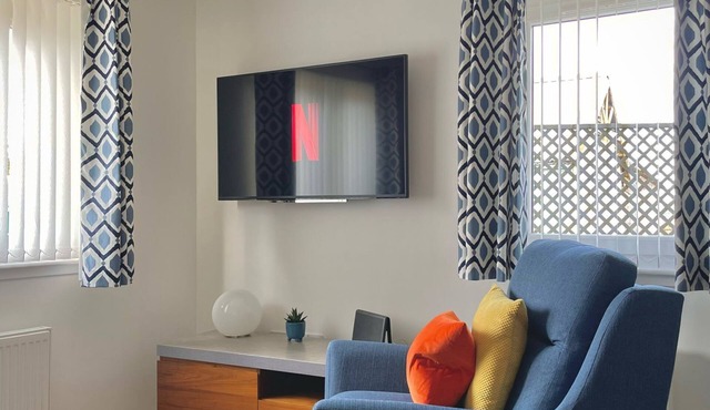 Bright 2-bedroom apartment with parking in Montrose