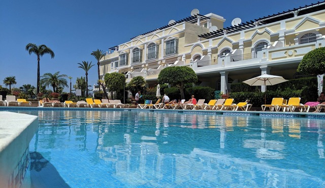 Bright 2 bedroom apartment in a great location! 3 Pools, Private FREE Parking!