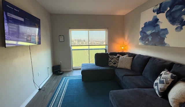 Bright 2-bedroom Apt in Westgate, Walk 8 min to Statefarm Stadium w/attraction.