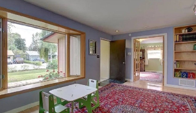 Bright 2-Bedroom Home 5 min to Airport, Walk/Ski to Inlet, Parks & Coastal Trail