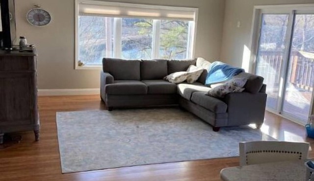 Bright 2-bedroom lake view home