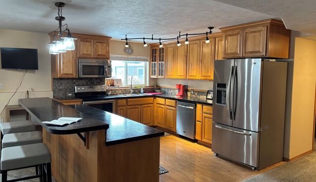 Bright 2-bedroom Mother-in-Law Basement unit with WiFi, AC in Nine Mile Falls