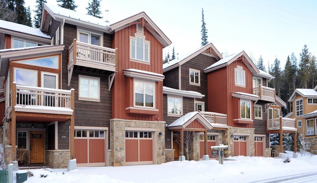 Bright 2 Bedroom Premier Townhouse with Fireplace!