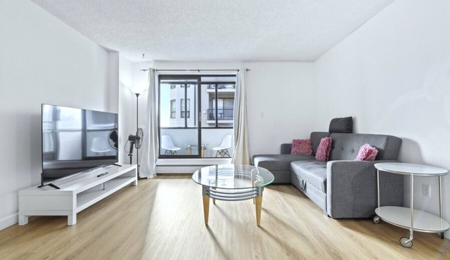 Bright 2 Bedroom Suite at Victoria & Stampede Park