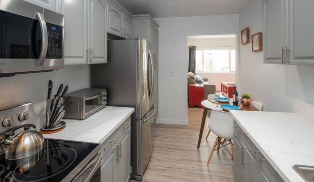 Bright 2 Bedroom 1.5 bath 15 Seconds to the BEACH!