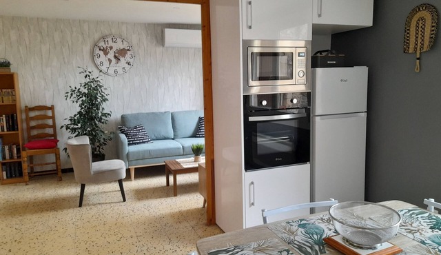 Bright 2-bedroom village house with courtyard.