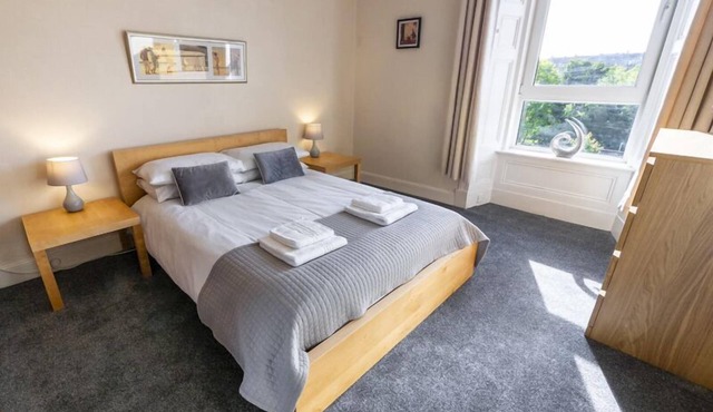 ☆ Bright, 2 Bedroom West End Apartment ☆